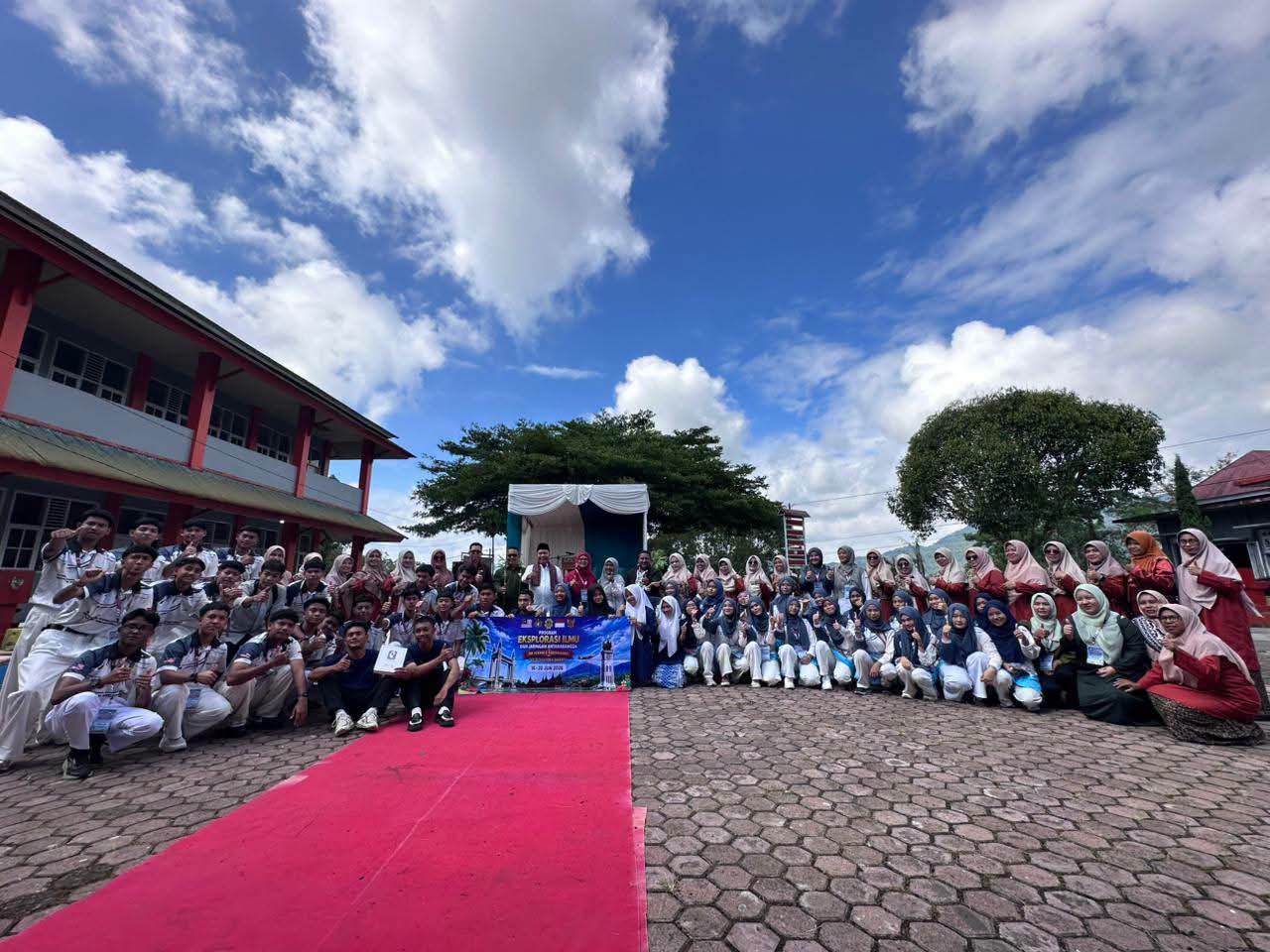Rombongan siswa SM Trengganu  Malaysia saatdiabadikan  dihalaman SMK N.2 Padang Panjang